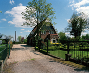 844443 Gezicht op de voorgevel van het huis 't Zand 10 te Vleuten (gemeente Utrecht), met op de achtergrond een ...